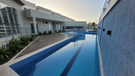 Piscina adulto com raia e deck (foto real)