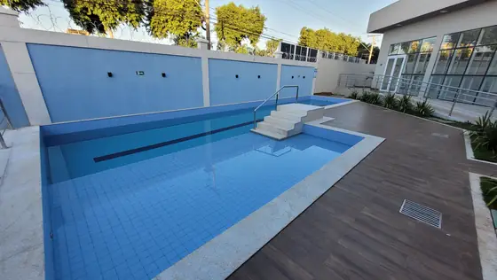 Piscina adulto com deck molhado (foto real)