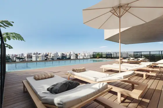 Piscina com borda infinita no rooftop