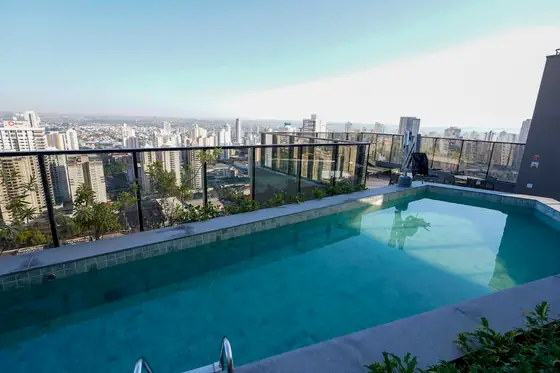 Piscina climatizada do rooftop com vista do Setor Bueno