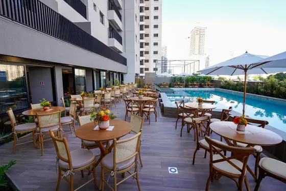 Piscina com raia e deck do 2º pavimento