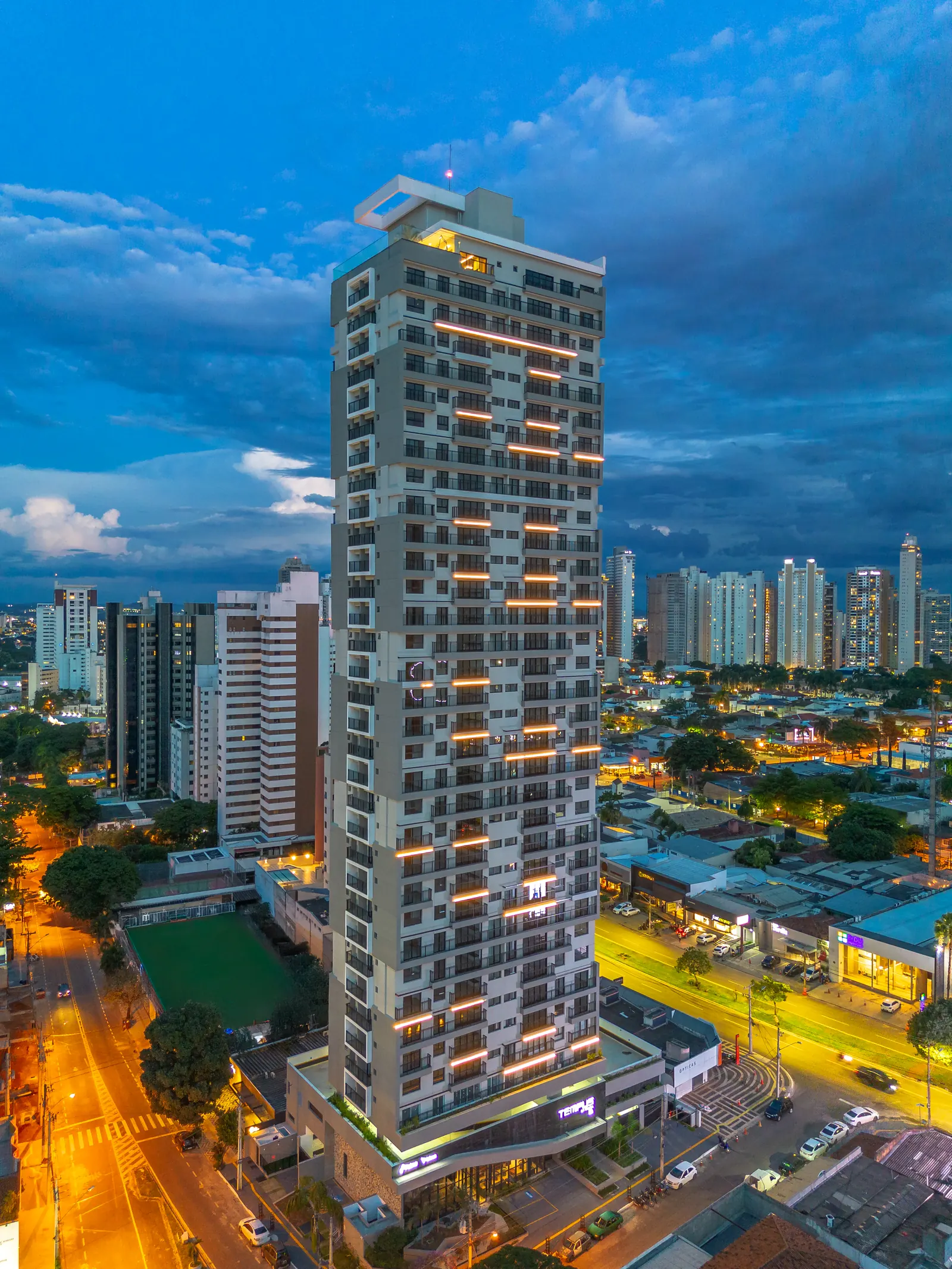 Fachada noturna (foto)