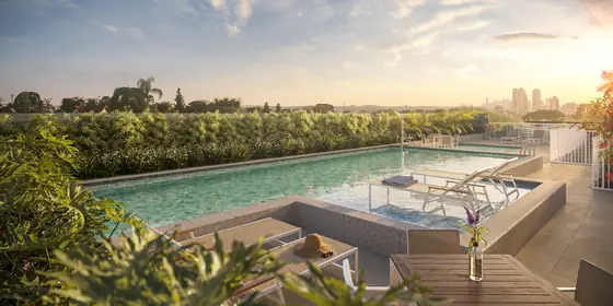 Piscina com raia e deck molhado